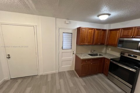 Apartment in Pembroke Pines, Florida 3 bedrooms, 2454.11 sq.m. № 2027391