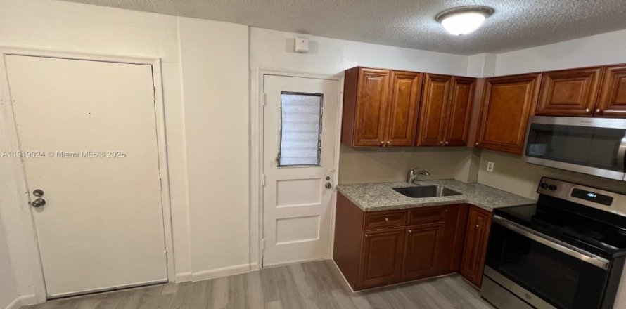 Apartment in Pembroke Pines, Florida 3 bedrooms, 2454.11 sq.m. № 2027391