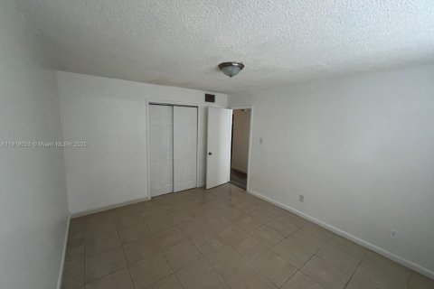 Apartment in Pembroke Pines, Florida 3 bedrooms, 2454.11 sq.m. № 2027391 - photo 4