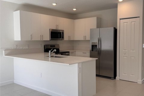 Townhouse in Pembroke Park, Florida 3 bedrooms, 118.54 sq.m. № 1994718 - photo 7