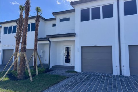 Townhouse in Pembroke Park, Florida 3 bedrooms, 118.54 sq.m. № 1994718 - photo 1