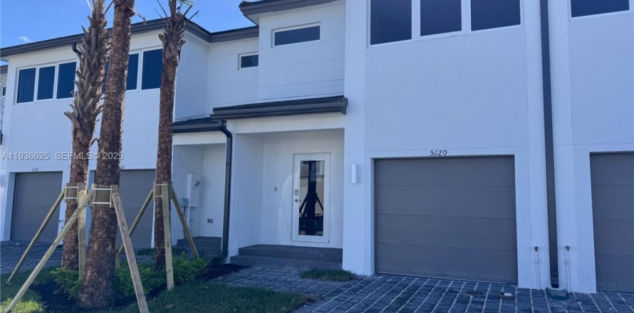 Townhouse in Pembroke Park, Florida 3 bedrooms, 118.54 sq.m. № 1994718