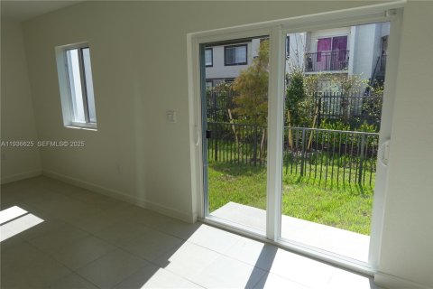 Townhouse in Pembroke Park, Florida 3 bedrooms, 118.54 sq.m. № 1994718 - photo 11