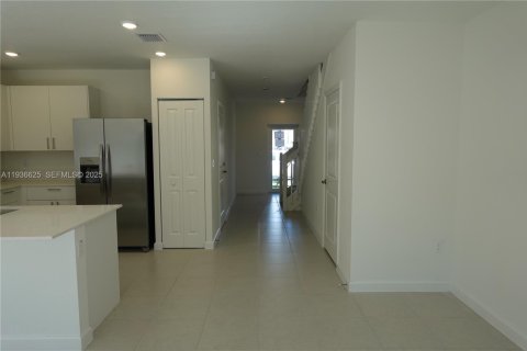 Townhouse in Pembroke Park, Florida 3 bedrooms, 118.54 sq.m. № 1994718 - photo 8