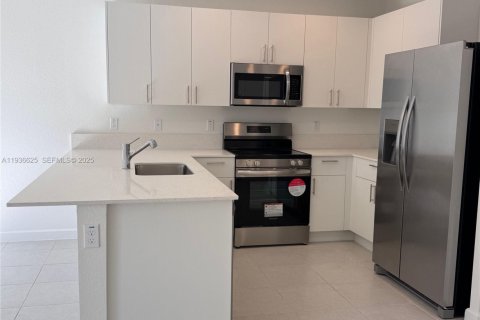 Townhouse in Pembroke Park, Florida 3 bedrooms, 118.54 sq.m. № 1994718 - photo 5