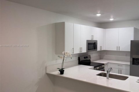 Townhouse in Pembroke Park, Florida 3 bedrooms, 118.54 sq.m. № 1994718 - photo 4