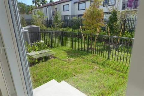 Townhouse in Pembroke Park, Florida 3 bedrooms, 118.54 sq.m. № 1994718 - photo 12