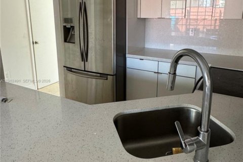 Снять в аренду таунхаус в Майами, Флорида 2 спальни, 107.02м2, № 2050812 - фото 7