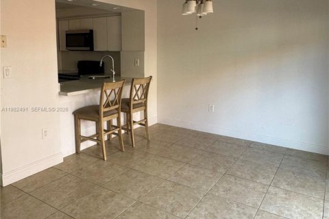 Снять в аренду таунхаус в Майами, Флорида 2 спальни, 107.02м2, № 2050812 - фото 4