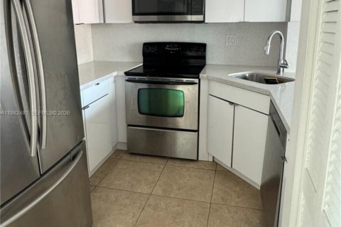 Снять в аренду таунхаус в Майами, Флорида 2 спальни, 107.02м2, № 2050812 - фото 3