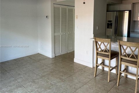 Снять в аренду таунхаус в Майами, Флорида 2 спальни, 107.02м2, № 2050812 - фото 5