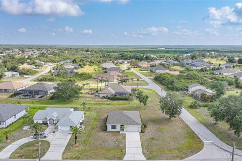 House in Punta Gorda, Florida 3 bedrooms, 132.39 sq.m. № 1678504 - photo 2