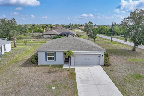 House in Punta Gorda, Florida 3 bedrooms, 132.39 sq.m. № 1678504 - photo 1
