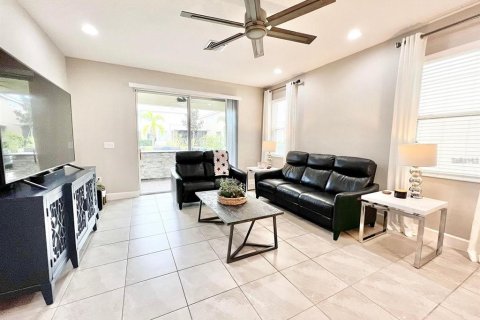 House in Apollo Beach, Florida 4 bedrooms, 196.49 sq.m. № 1758055 - photo 8