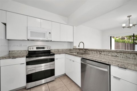 Townhouse in Miami, Florida 3 bedrooms № 2044304 - photo 10