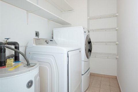 Townhouse in Miami, Florida 3 bedrooms № 2044304 - photo 23