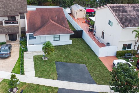 Townhouse in Miami, Florida 3 bedrooms № 2044304 - photo 2