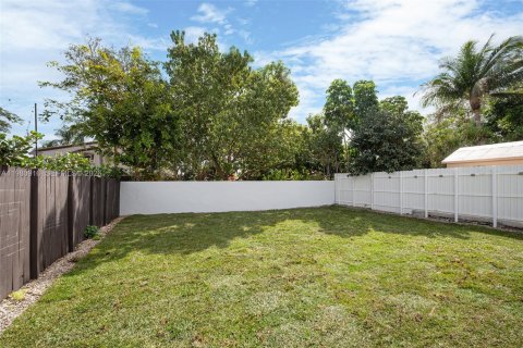 Townhouse in Miami, Florida 3 bedrooms № 2044304 - photo 26