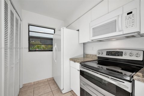 Townhouse in Miami, Florida 3 bedrooms № 2044304 - photo 9