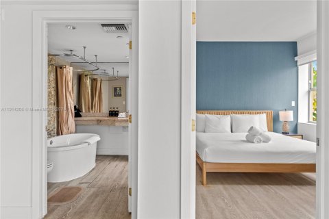 Condo in Miami Beach, Florida, 1 bedroom  № 2021002 - photo 10