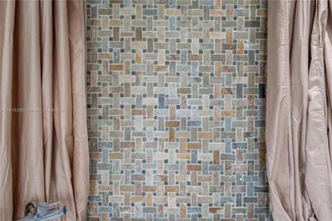 Condo in Miami Beach, Florida, 1 bedroom  № 2021002 - photo 13