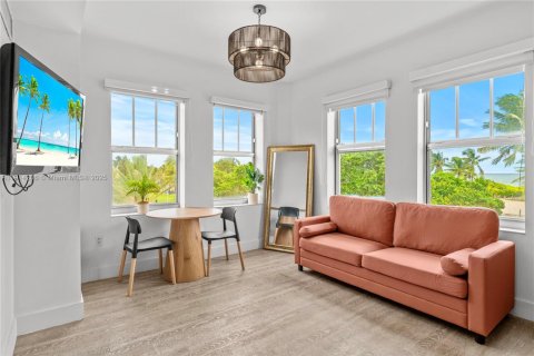 Condo in Miami Beach, Florida, 1 bedroom  № 2021002 - photo 2