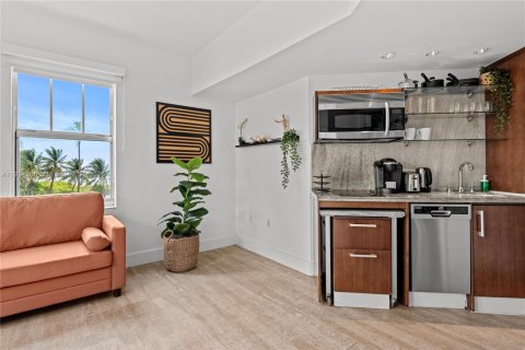 Condo in Miami Beach, Florida, 1 bedroom  № 2021002 - photo 19
