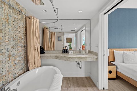 Condo in Miami Beach, Florida, 1 bedroom  № 2021002 - photo 14