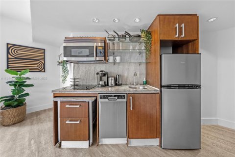 Condo in Miami Beach, Florida, 1 bedroom  № 2021002 - photo 7