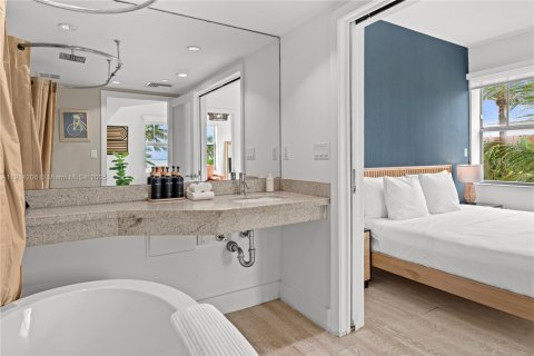 Condo in Miami Beach, Florida, 1 bedroom  № 2021002 - photo 15