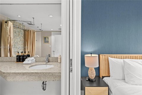 Condo in Miami Beach, Florida, 1 bedroom  № 2021002 - photo 23