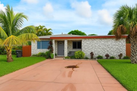 Villa ou maison à vendre à Hollywood, Floride: 4 chambres, 148.09 m2 № 1949554 - photo 1