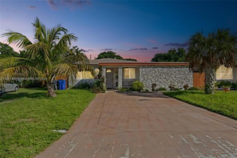 Villa ou maison à vendre à Hollywood, Floride: 4 chambres, 148.09 m2 № 1949554 - photo 2