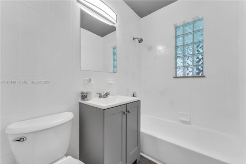 Villa ou maison à vendre à Hollywood, Floride: 4 chambres, 148.09 m2 № 1949554 - photo 28