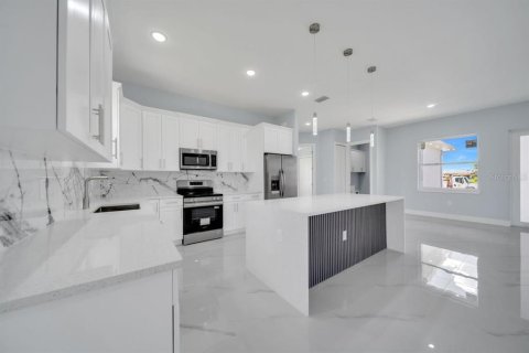 House in Lehigh Acres, Florida 3 bedrooms, 152.55 sq.m. № 1887105 - photo 10