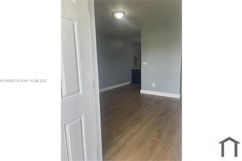 Снять в аренду таунхаус в Майами, Флорида 2 спальни, 102.56м2, № 1957279 - фото 11