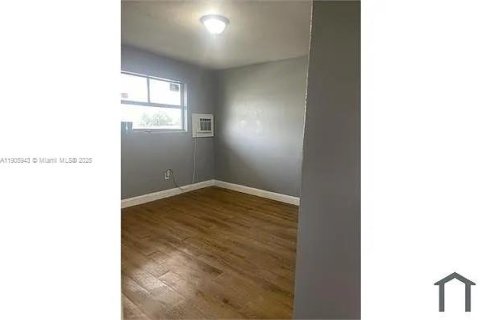 Снять в аренду таунхаус в Майами, Флорида 2 спальни, 102.56м2, № 1957279 - фото 10