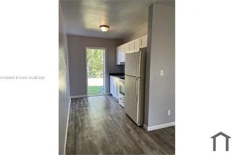 Снять в аренду таунхаус в Майами, Флорида 2 спальни, 102.56м2, № 1957279 - фото 3