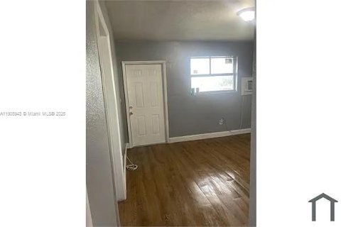 Снять в аренду таунхаус в Майами, Флорида 2 спальни, 102.56м2, № 1957279 - фото 9