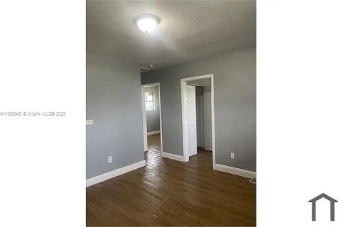 Снять в аренду таунхаус в Майами, Флорида 2 спальни, 102.56м2, № 1957279 - фото 8