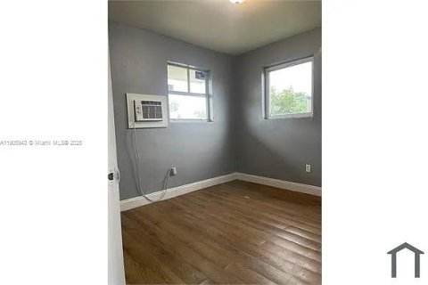 Снять в аренду таунхаус в Майами, Флорида 2 спальни, 102.56м2, № 1957279 - фото 12