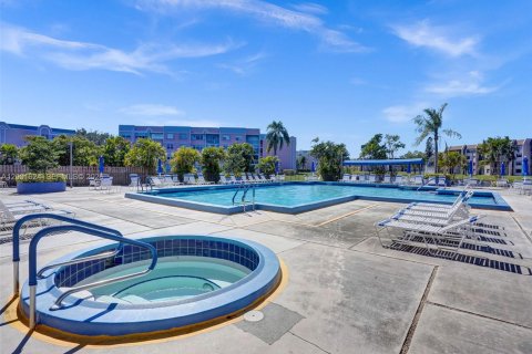 Condominio en venta en Sunrise, Florida, 1 dormitorio, 73.39 m2 № 2170261 - foto 16