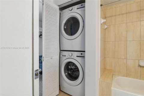 Condominio en venta en Miami, Florida, 1 dormitorio, 73.49 m2 № 1768473 - foto 10