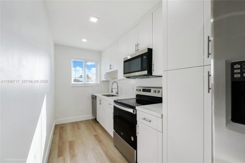 Apartamento en alquiler en Miami, Florida, 2 dormitorios, 81.66 m2 № 2057984 - foto 3