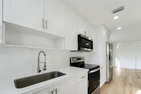 Apartamento en alquiler en Miami, Florida, 2 dormitorios, 81.66 m2 № 2057984 - foto 2
