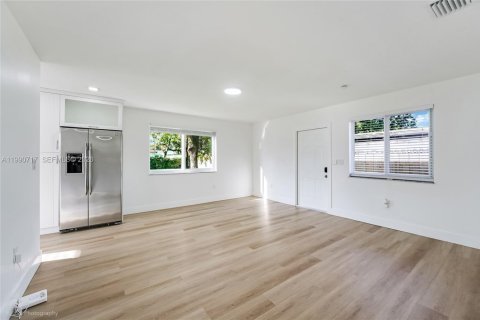 Apartamento en alquiler en Miami, Florida, 2 dormitorios, 81.66 m2 № 2057984 - foto 4