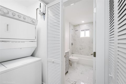 Apartamento en alquiler en Miami, Florida, 2 dormitorios, 81.66 m2 № 2057984 - foto 13