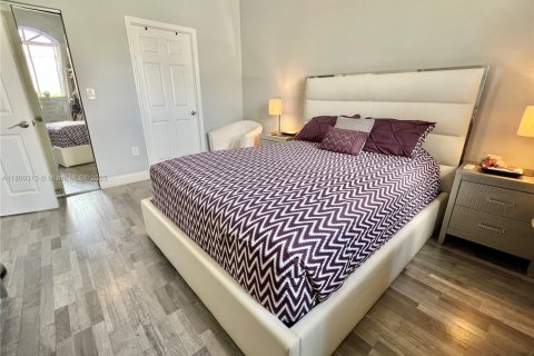 Casa en venta en Miami, Florida, 3 dormitorios, 117.8 m2 № 1752901 - foto 2