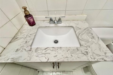 Casa en venta en Miami, Florida, 3 dormitorios, 117.8 m2 № 1752901 - foto 7