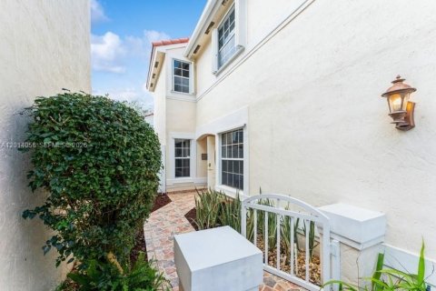 Villa ou maison à vendre à Weston, Floride: 4 chambres, 156.54 m2 № 2076576 - photo 2